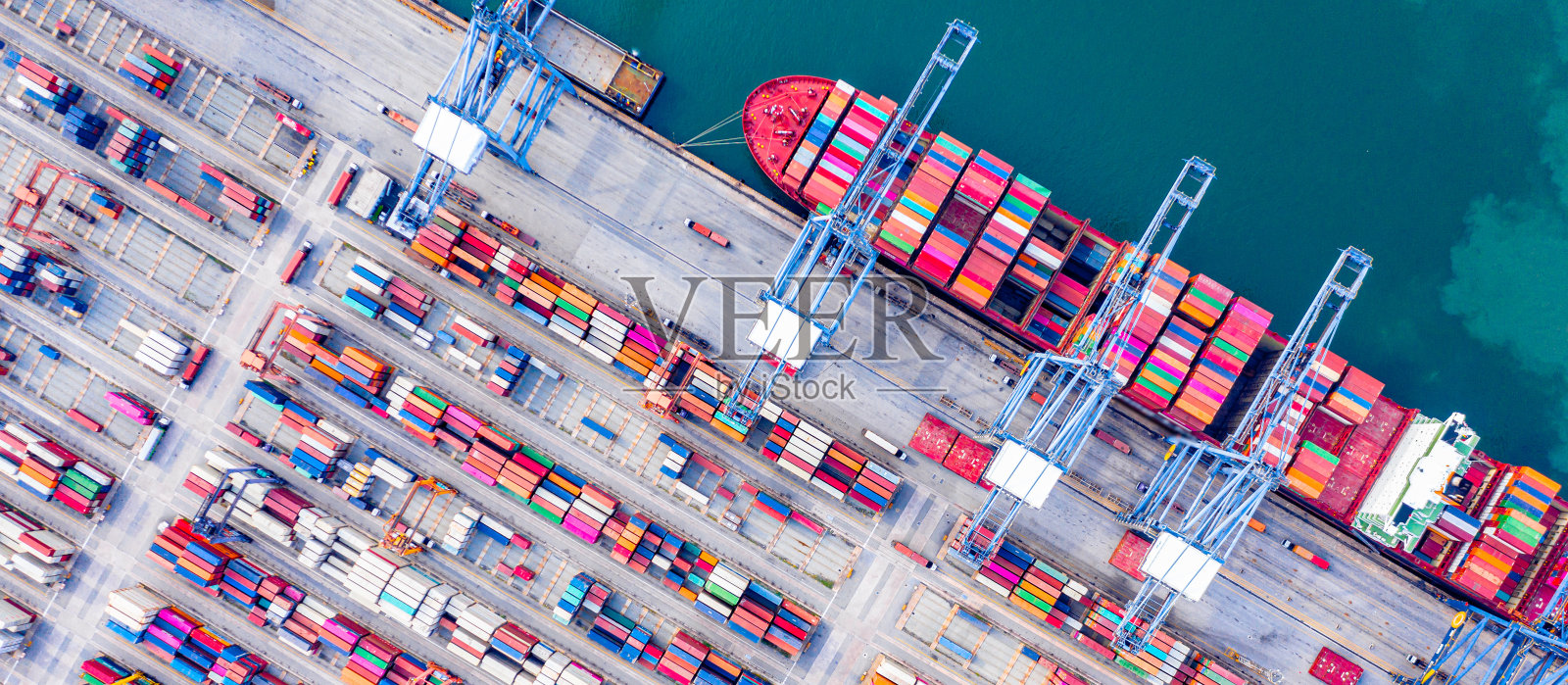 深水港俯视图,有货船和集装箱。它是一个进出口货物港口,是航运码头的一部分,并向世界各地出口产品照片摄影